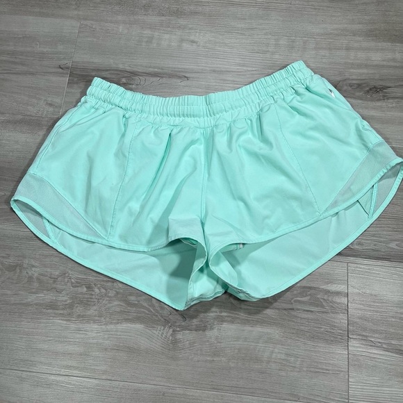 Lululemon Hotty Hot Short II (2.5") - Picture 3 of 6